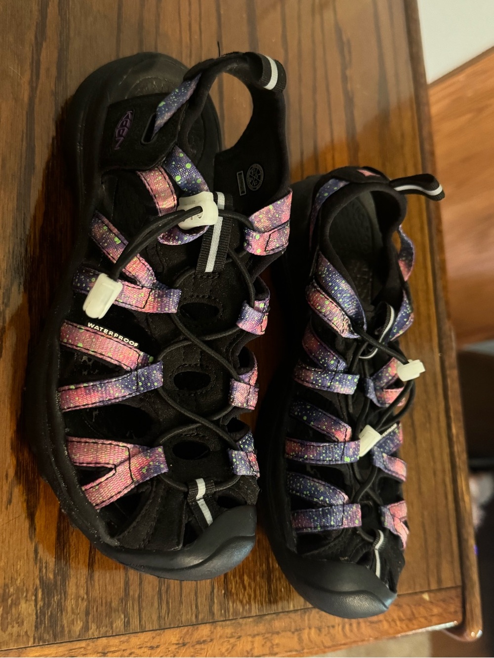 LIKE NEW! Worn maybe once - women’s Keen sandals - perfect for summer - Picture 2 of 6